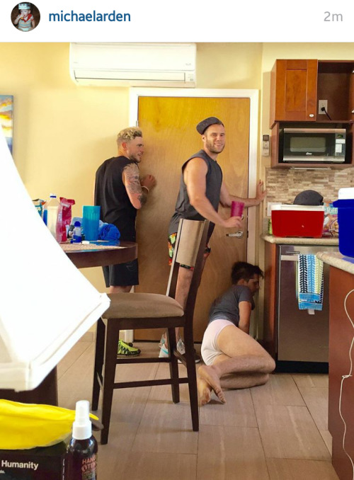 13mtm80:  I’m guilty for looking at Andy’s butt, before looking at Michael’s caption. 