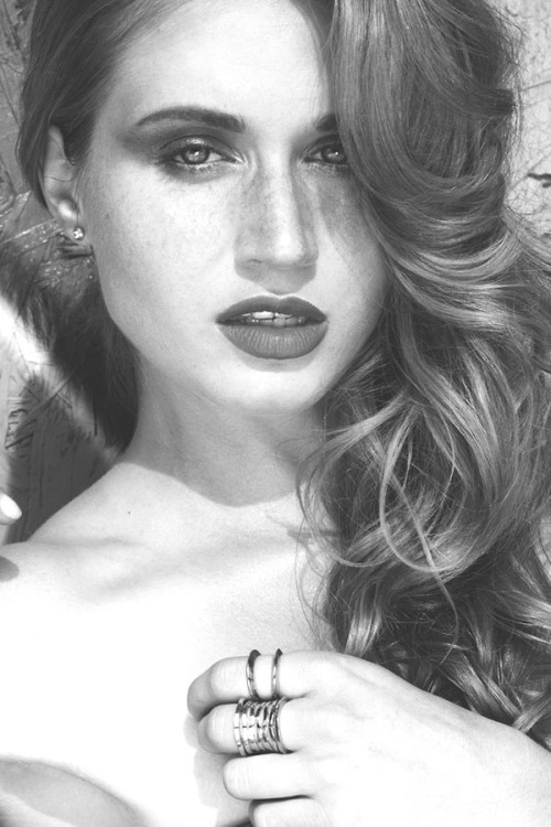praytothegay:  Rita Volk 