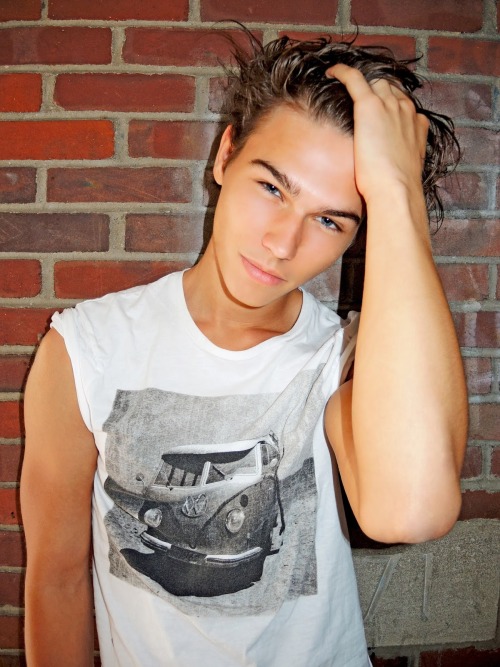 twinkmeetslife:Hottie of the day - possibly a contender for month? 