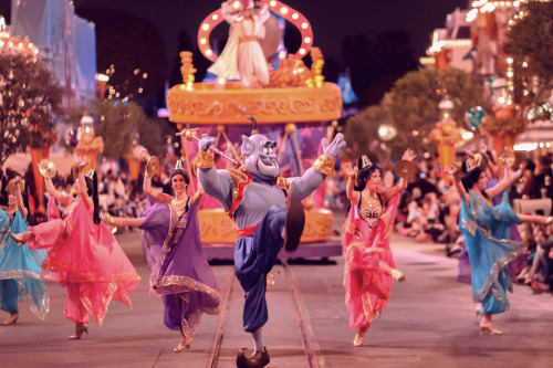 anythingaladdin:  Mickey’s Soundsational Parade in Disneyland  Photo By:  chris.alcoran
