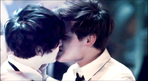 omgaylove:  http://omgaylove.tumblr.com/