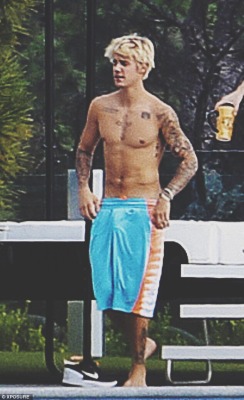 justinbieberxl:  Justin going commando 😍