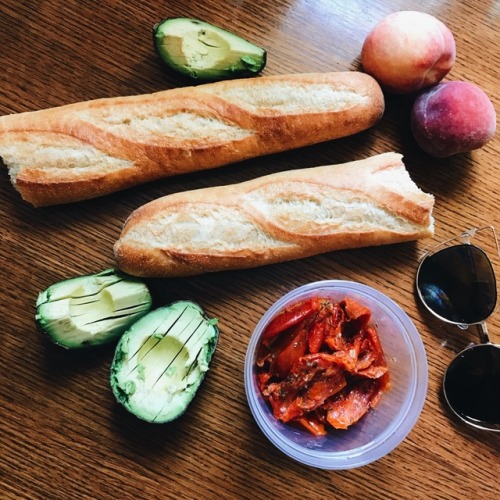 cooksforkisses:We had a picnic lunch inside – fresh baguette, roasted tomatoes, avocado, peaches, and lots of hummus after the picture