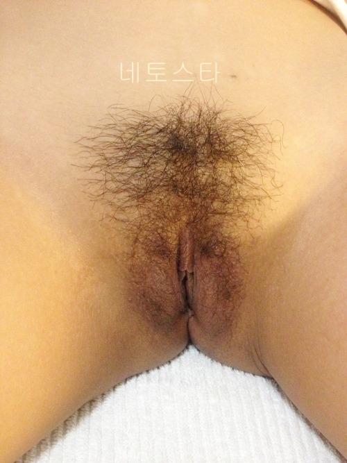 1009009: 와이프 제모를 했다. 원래 털이 그렇게 많은 편은아니지만 뭔가 매끈한 보지를 원했다 와이프는 동의했고 바로 아주 조심스럽게 마무리를했다. 애기보지같아.. 오빠&nb