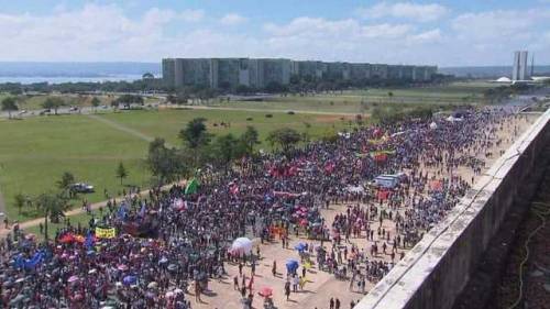 buellerismyfriend:  Millions of brazilian students took the streets all over the country on May 15th #15M to rally against the funding cuts of it’s public educational system, done by Brazil’s far-right government. “Voltamos novamente às ruas,