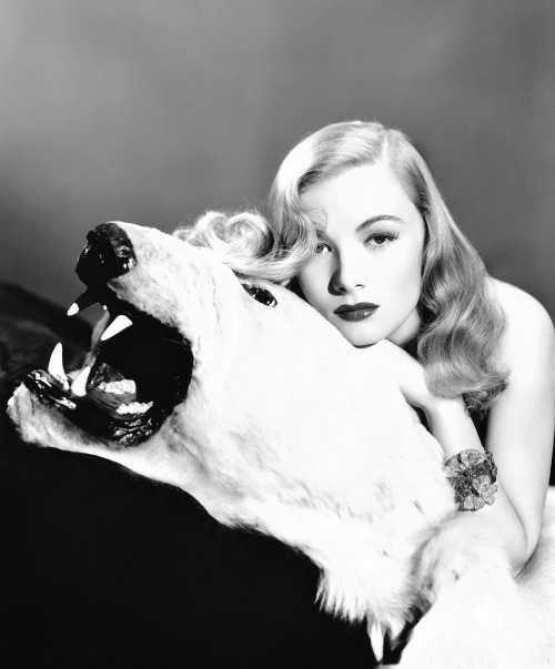 sparklejamesysparkle: Veronica Lake, 1943.