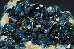 underthescopemineral:  Lazulite, Siderite, Quartz   MgAl2(PO4)2(OH)2 , FeCO3, SiO2Locality:Crosscut Creek, Kulan Camp (Area A; Area 1), Rapid Creek, Dawson Mining District, Yukon, Canada  Main crystal size: 6 × 5 mmThe Lazulites from the Yukón are