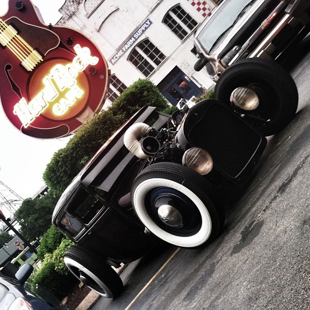 mattjix:  How low can you go? #hotrod #gangster #ride #classic #rockNroll #hardRockCafe