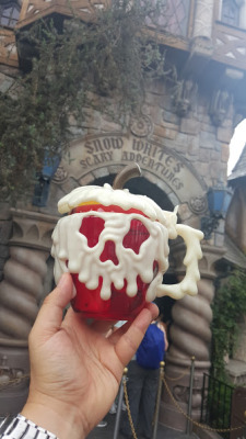 rattleyourcage:  things-inbetween:  reaperskeeper:  disneylandguru:  Here is the awesome poison apple mug from Disneyland!! It comes with either grapes or a pineapple slice but sadly not apples! It is บ.99 and available at several locations in the park!