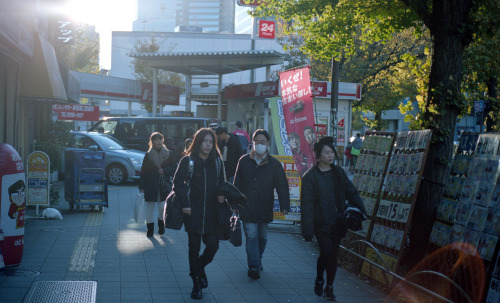 Shinjuku Station(新宿駅前) by Ou KinhakuVia Flickr:Leica M7+Summicron 50mm f2.0,Kodak PORTRA 160VC