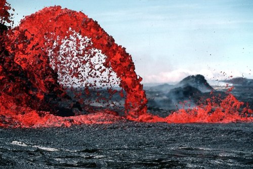 mystical-mango: sixpenceee: Volcanic lava forming into a fountain like shape. Known as Pahoeoe 