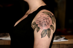 wonderlandtattoospdx:  kirstenmakestattoos:  Pretty rose for Cici. Thanks lady, hope you had a safe and smooth trip home!  Kirsten Holliday