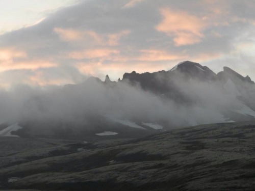 metal-mistress:Own (metal mistress)Mountains in cloud, Iceland 2014Please don’t remove credit.