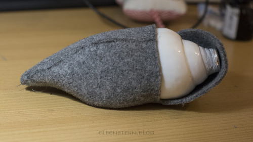 This belt pouch is made from felt and dupion silk, and took me about three days. Its tailored to hol