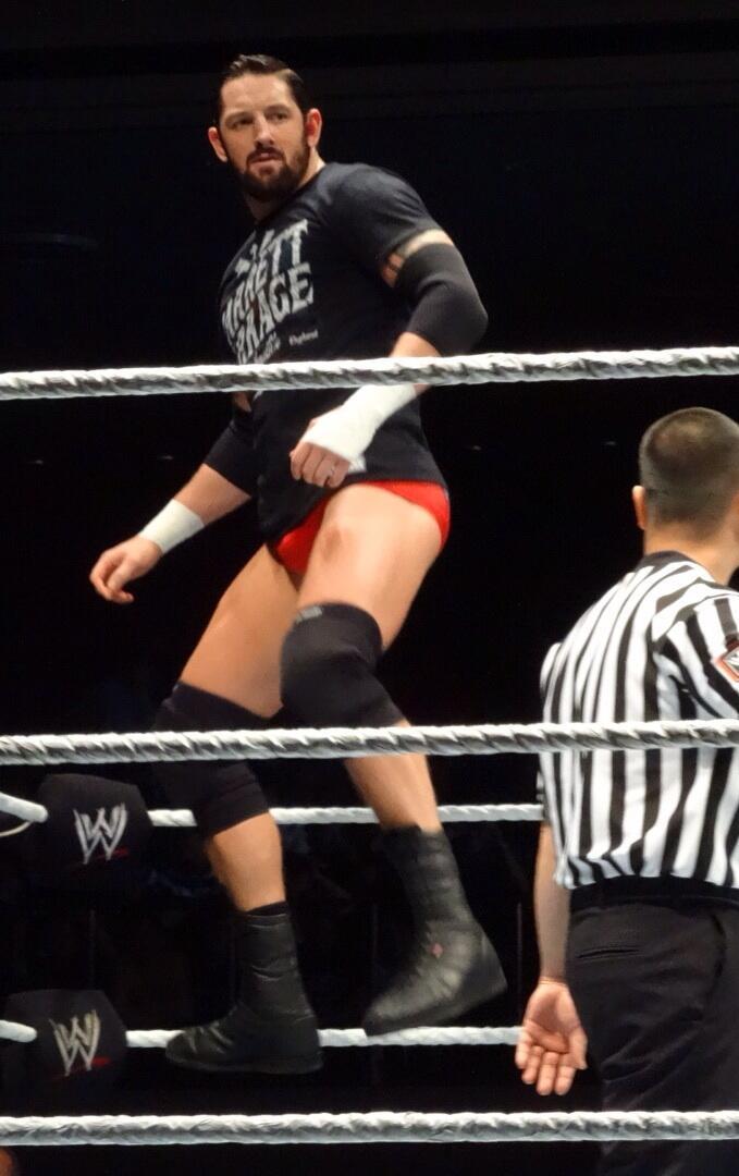ohwadebarrett:  by impacdisc on twitter  Is he floating!? XD