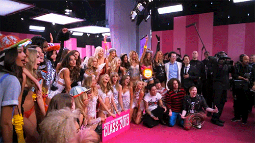 thesuperangels:  alanswiftie:  Taylor looks so happy when she gets her place in the group photo<333  elsa’s face in the first gif OMFG
