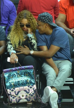 90svigilante:  girlsluvbeyonce:Beyoncé &amp; Jay Z at the Los Angeles Clippers VS Utah Jazz game (APR. 30TH)  Awww