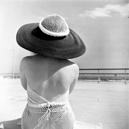 Already missing the summer…Model photographed by Alfred Eisenstaedt, LIFE magazine, 1939