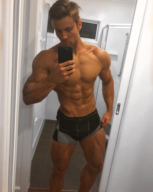 super-youngandstrong:The erotic majesty of Carlton Loth