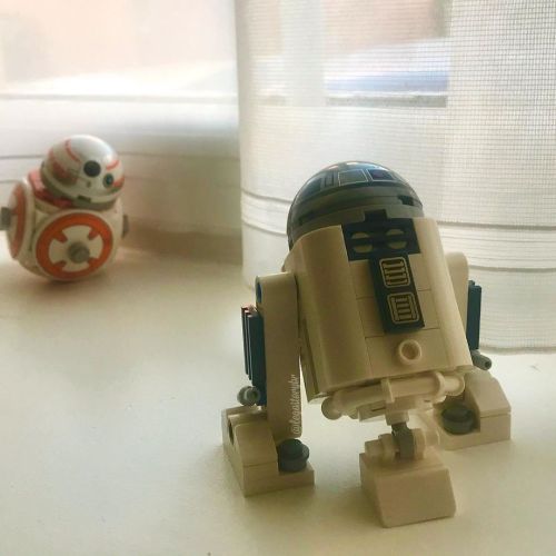 R2-D2 and BB-8 to celebrate #starwarsday #maythe4thbewithyou  #legostorybr #lego #legostarwars #bb8 