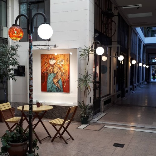 “Antifaz”, óleo de Romina Carrara exhibido en la vitrina del patio del lucernario del Pasaje Pan (Có