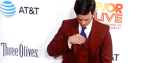 pirateherokillian:All he’s doing is adjusting his tie, and I’m officially slayed.(x)