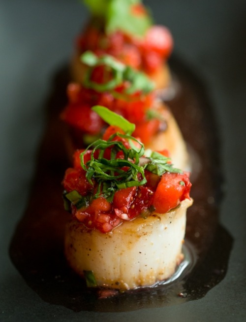 delicious-designs:  Caramelized Scallops &amp; Strawberry Salsa  that looks so yummy&hellip;