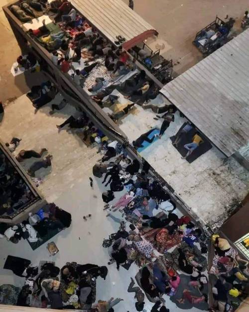 This Is How Displaced Families From Eastern #Khan Yunis Slept Tonight In #Nasser_Hospital. You Can Imagine