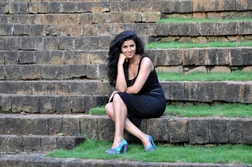 Nimrat KaurFollow celebrity-legs-and-heels.tumblr.com/ for more!(via nimrat-kaur-hot-in-black