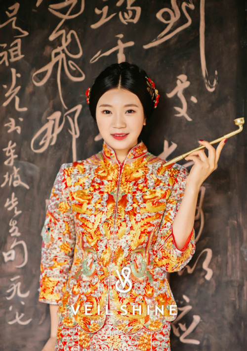 Traditional Chinese wedding dress. Type: 龙凤褂 long-feng-gua.