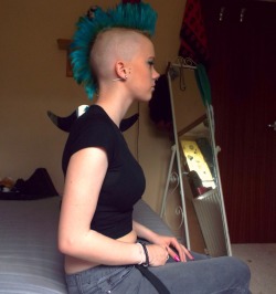 you-do-not-talk-about:  Dyed my hawk turquoise. 