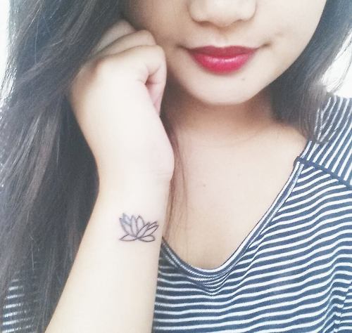 Pequeños Tatuajes — Pequeño tatuaje de una flor de loto en la muñeca....
