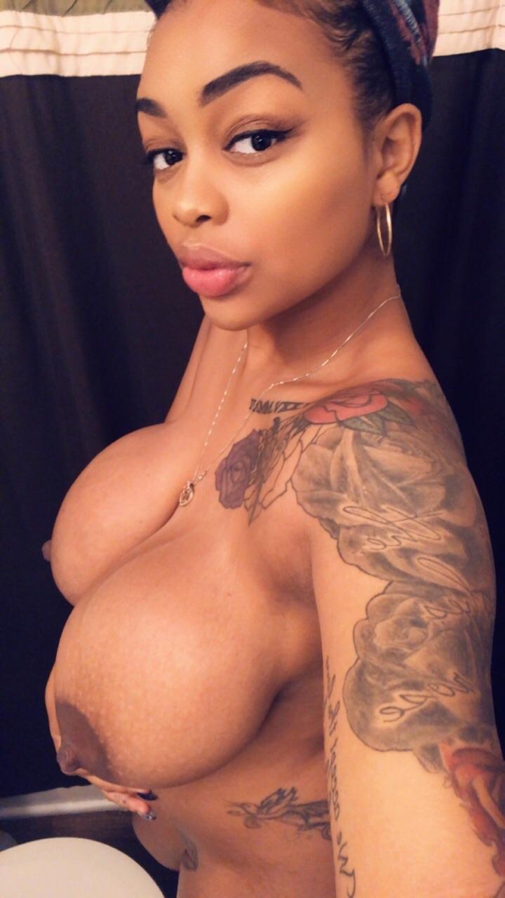 superphreak69:  hot-afro-babes:  Art  Those tittes nice, but those lips though