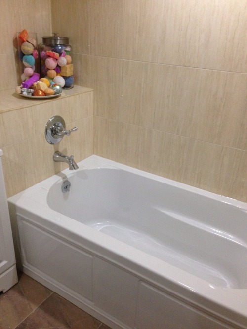 purr-suasion:  babyprude:  phantomofthesassiness:  I have a problem  This is the opposite of a problem   Bath goals