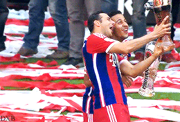 dxbayern:  FC Bayern München: professional footballers  beer shower throwers 