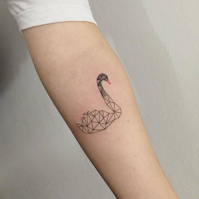 Tatuaje de un cisne poligonal situado en el antebrazo izquierdo. Artista tatuador: Hongdam