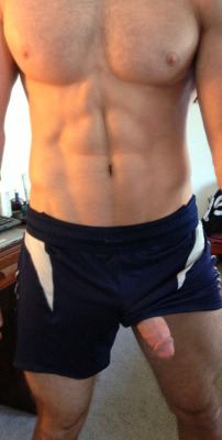 walkinghardon:  http://walkinghardon.tumblr.com come stare at hot guys with me.