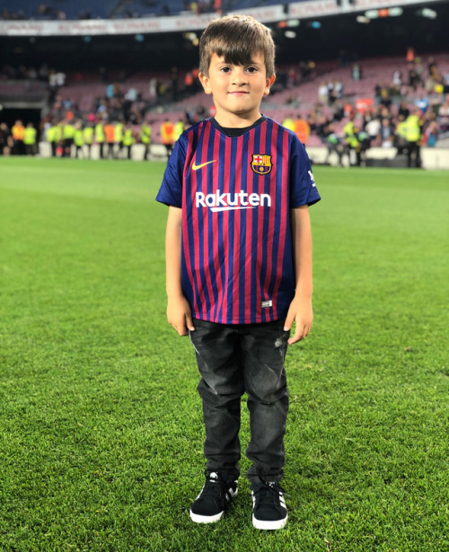 4fabregastasticxavi6:  IG Antonela Roccuzzo:  “❤️❤️❤️ @leomessi #thiaguimatu ⚽️⚽️#ciro😴😴”