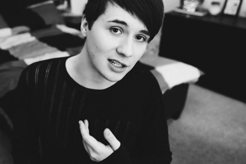 illmakeuhowell:  excuse me, but Dan’s hands.