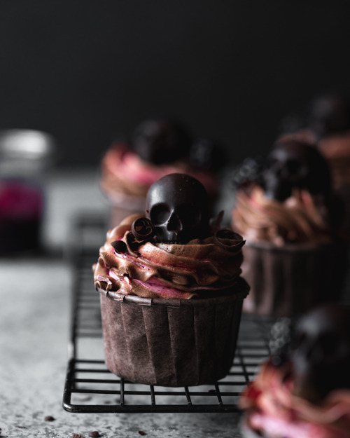 ransnacked: vegan blackberry chocolate cupcakes | addicted to dates