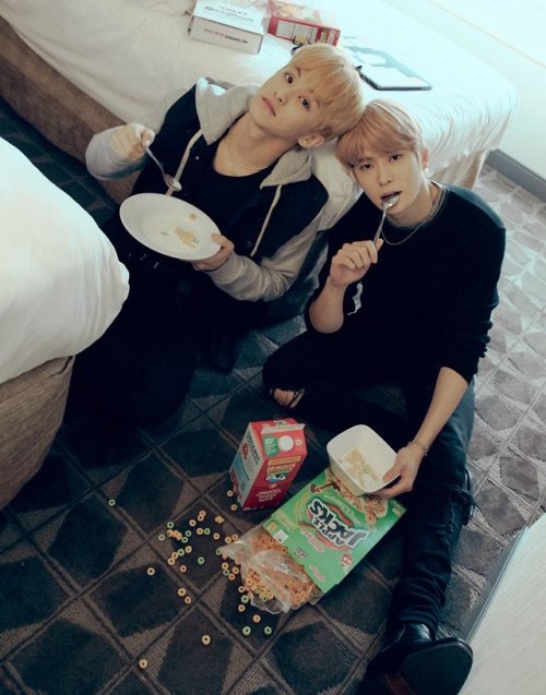 nctinfo - NCTsmtown_127 - A little breakfast in bed (and on the...