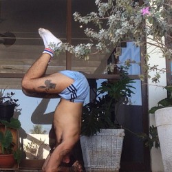 damottafabio:  🙈💦 #yoga #try #prep #headstand #sirsasana #saturday #invertida (em Estudio MOTTA)