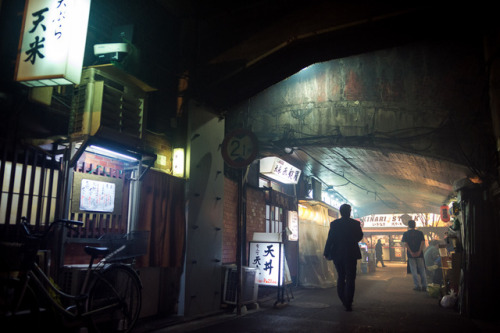 tokyostreetphoto: Smoke, Yurakucho （有楽町）