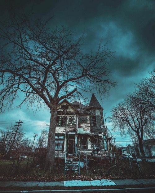 abandonedandurbex: Abandoned home in Detroit, Michigan [1080 × 1349]