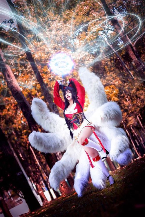 league-of-legends-sexy-girls:  Ahri Cosplay