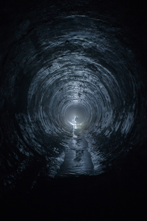 night-gem-shit: elugraphy: 川の畔の巨大発電所→詳細 Abandoned giant power plant in river side. @msticray