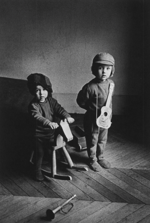 kvetchlandia: Frank Horvat     Michel and Lorenzo (Horvat’s Sons), Paris     1958 Ukulele