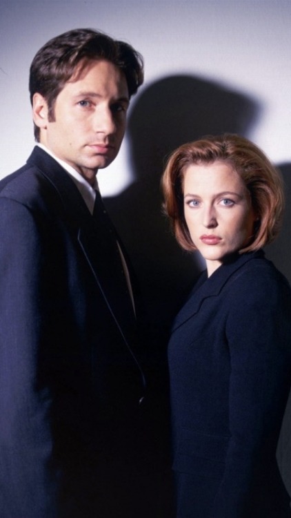 a few wallpaper sized photos of gillian and david/mulder and scully for ya! (none of the photos are 