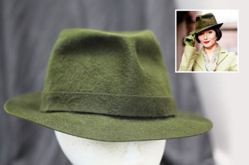 ladygrayluvs: aljohnsonwrites: Hats!!!!! The hat game is strong with Phryne. The green fedora - swoo