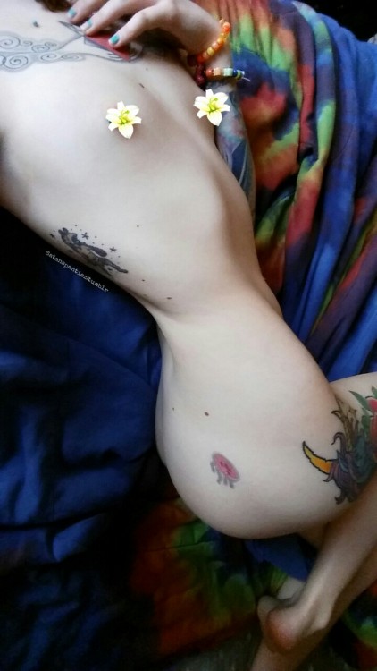 satanspantiez:  Enjoying the morning rays :) 